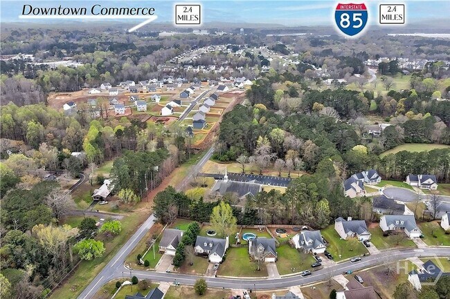 Building Photo - Beautiful 3BR/3BA Home with Private Pool in Commerce