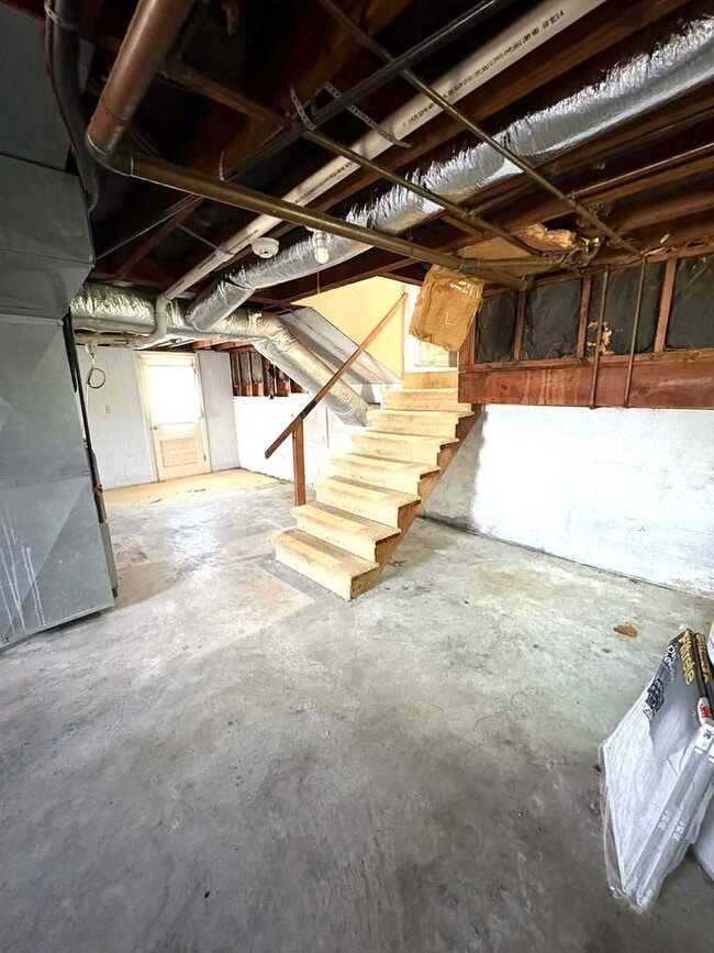 Building Photo - Comfortable Living and Space to Relax!