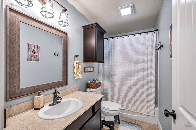 Building Photo - 705 E 95th St