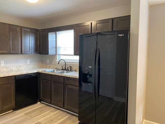 Building Photo - Newly remodeled 3 Bdr 2 Bath conveniently ...