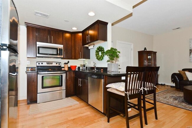 Building Photo - 5621 Pershing Ave