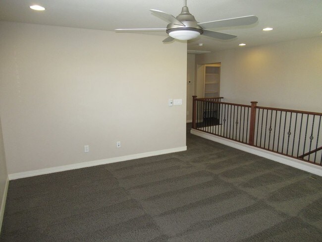 Building Photo - MOVE IN SPECIAL