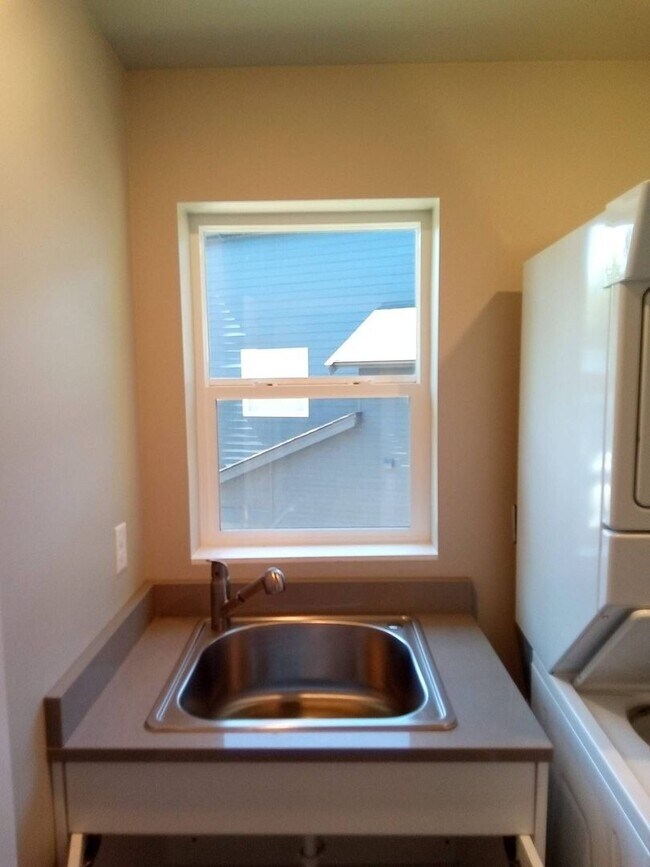 Building Photo - 3 Bedroom, 2.5 Bath in Blaine in Newer Nei...