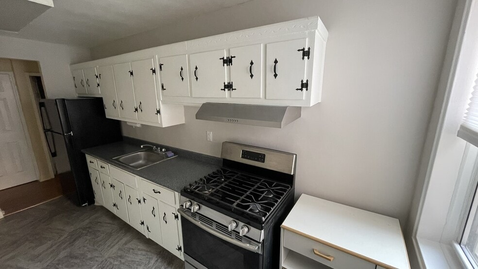 Building Photo - 3 Sadore Ln