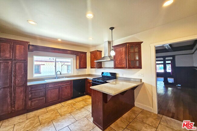 Building Photo - 648 Heliotrope Dr