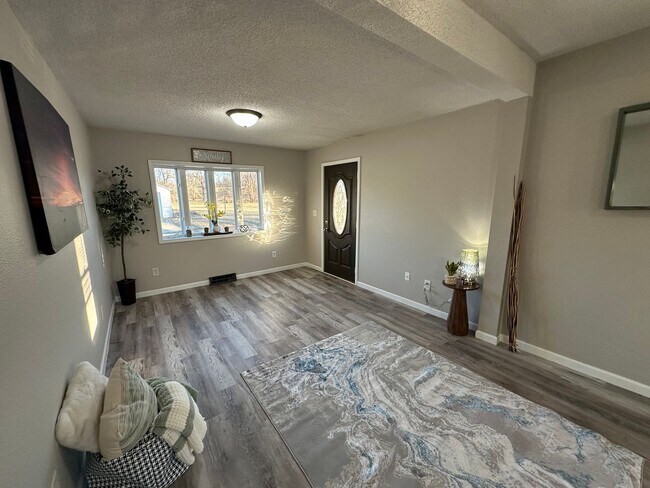 Building Photo - 2 bed, 2 bath home for rent in Waterloo, available IMMEDIATELY