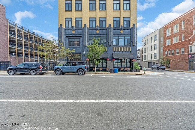 Building Photo - 601 Bangs Ave