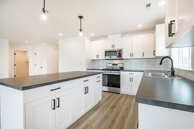 Building Photo - 1517 Hovel Rd