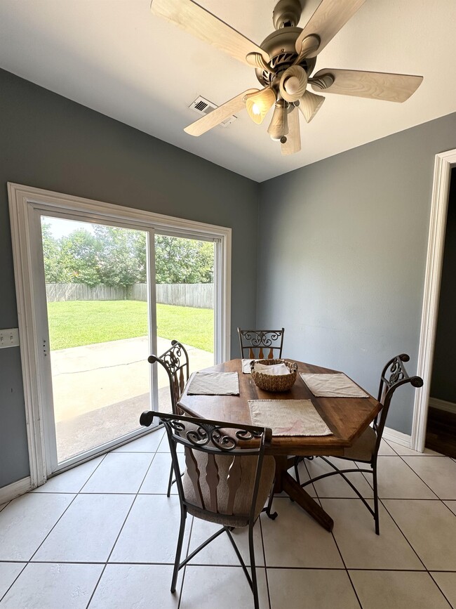 Building Photo - 3750 River Bend Dr