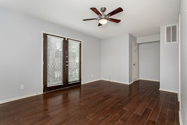 Building Photo - 10205 Regal Oaks Dr