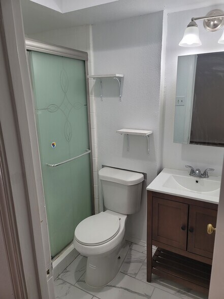 Master Bath - 7945 Habersham Ln