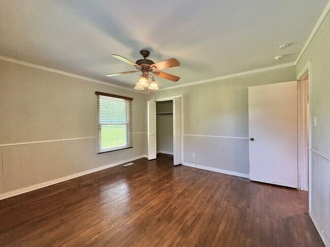 Building Photo - Available Now! Updated 3 Bed 2 Bath in Tyler!