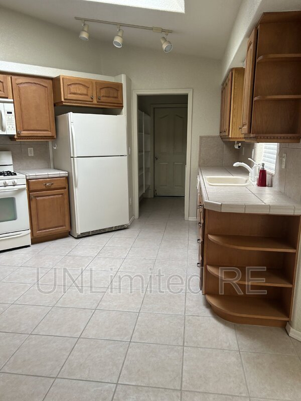 Building Photo - 2290 Interlake Dr