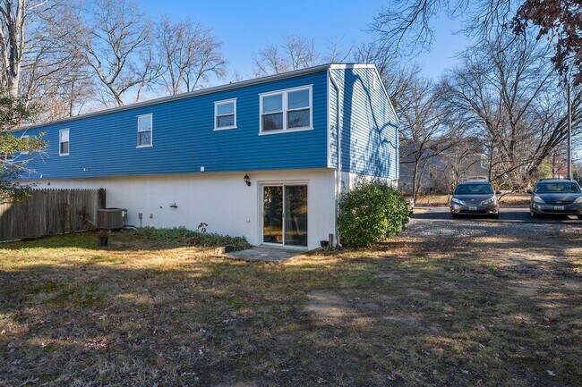 Building Photo - Elegant & Modern Home with Beautiful Interior