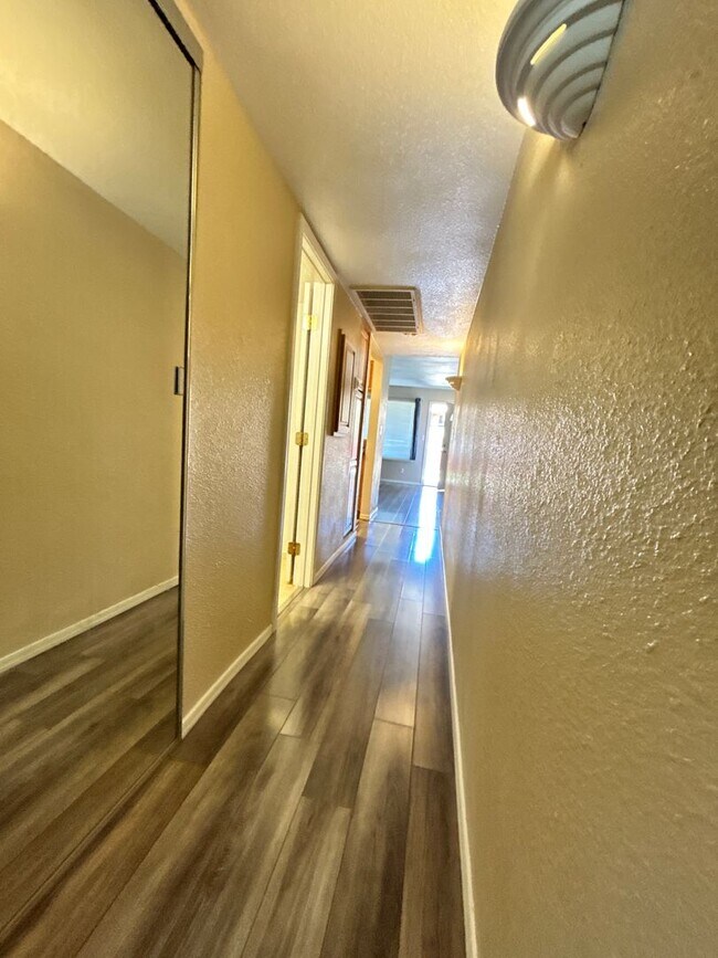 Building Photo - BEAUTIFUL CONDOMINIUM IN GATED COMMUNITY