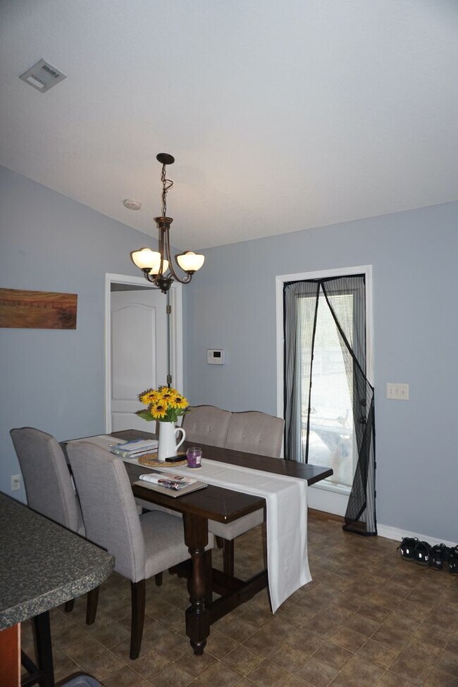 Building Photo - 3/2 in the Heart of Navarre