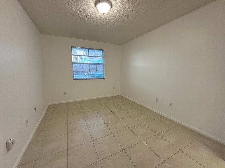 Building Photo - 2636 SE 20th Ct