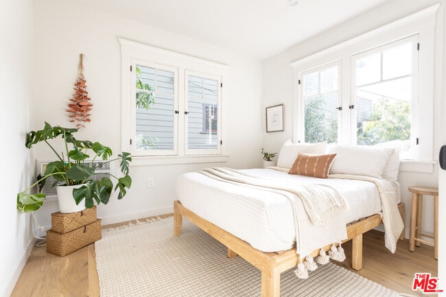 Building Photo - 372 N Ave 53