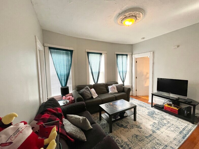 Building Photo - 140 Calumet St