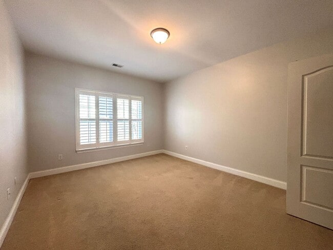 Building Photo - Available 1/15. Beautiful Remodeled 5 BR/4 BA Home in Park West!