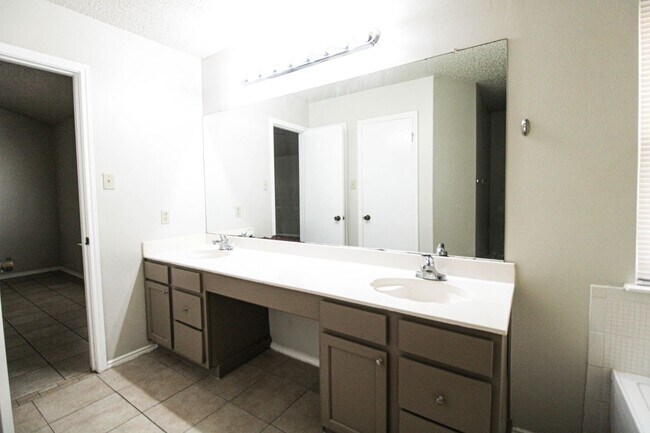 Building Photo - 3223 Tree Grove Dr