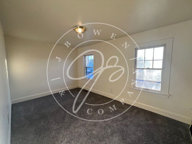 Building Photo - 3-Bedroom Home in West Toledo with spacious kitchen.