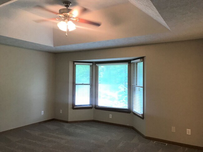 Building Photo - Stunning 3 Bedroom Home with Bonus Room