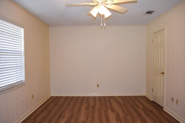 Building Photo - Three Bedroom Two Bath outside Eglin Gates