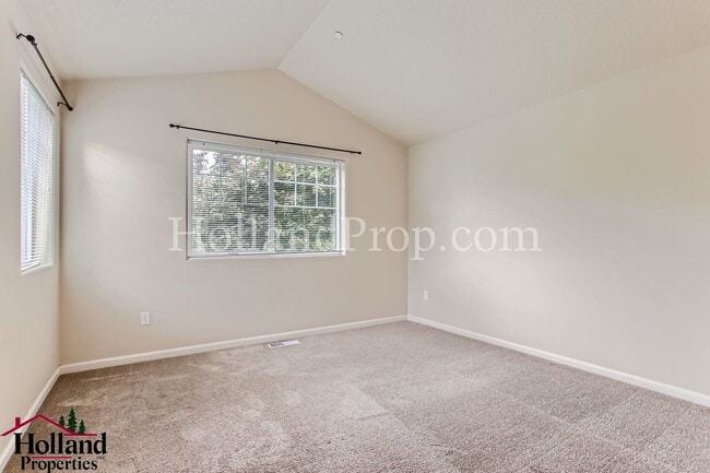 Building Photo - Charming 3-Bedroom Townhome in Prime Hills...