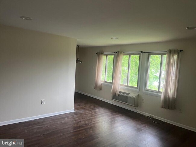 Building Photo - 250 Tanglewood Ln