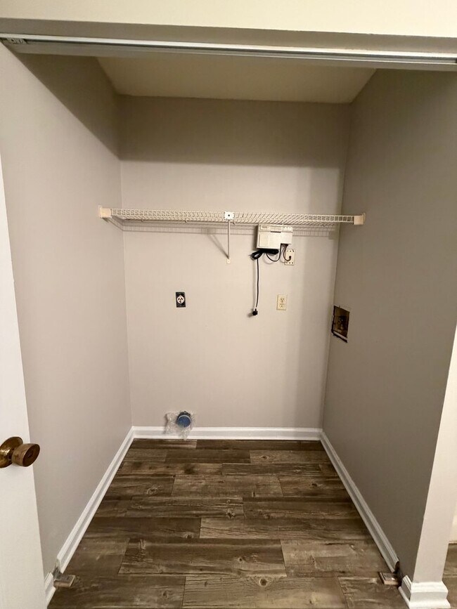 Building Photo - 302 Admiral's Walk Dr