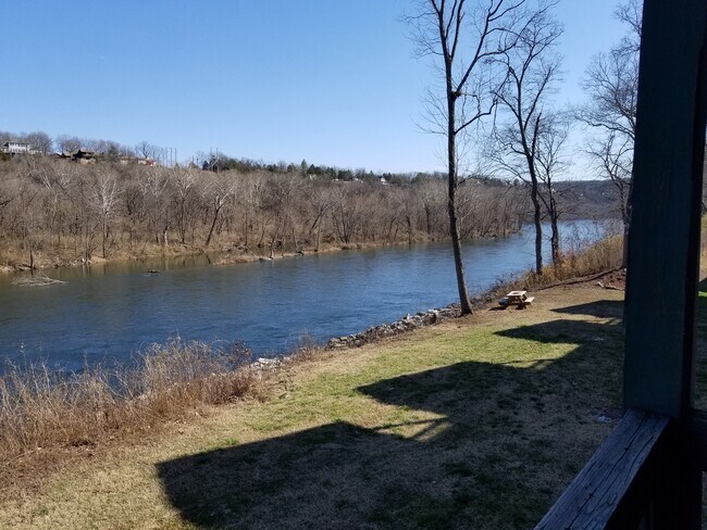 Building Photo - I Bedroom 1 Bath Apartment on Lake Taneycomo in Branson , MO