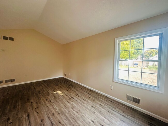 Building Photo - MOVE-IN READY !! BEAUTIFULLY  PROPERTY WIT...