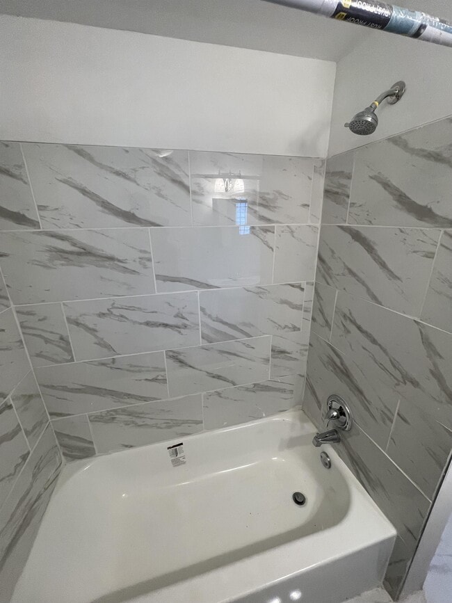 Building Photo - 412 N Holly St