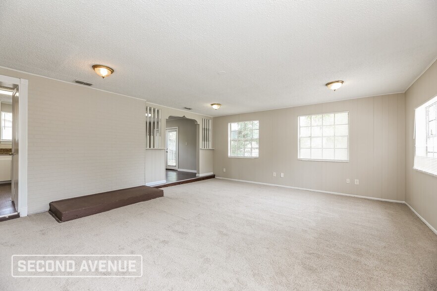 Building Photo - 1021 Lake Forest Blvd