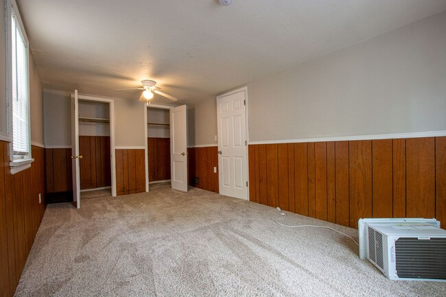 Building Photo - 3 Bedroom / 1 Bath Home with Fenced Backyard!