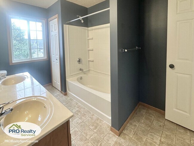 Building Photo - Recently Remodeled 3 Bedroom Townhome