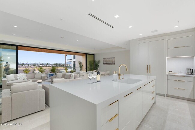 Building Photo - 6587 N Palmeraie Blvd