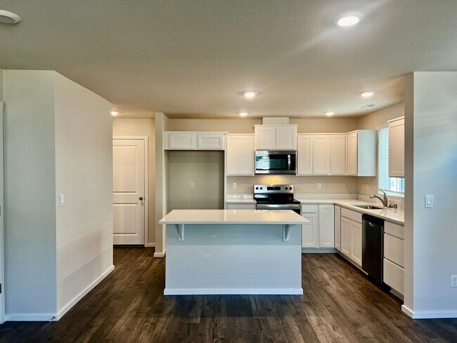 Building Photo - FREE RENT New Beauty! Location, location!!...