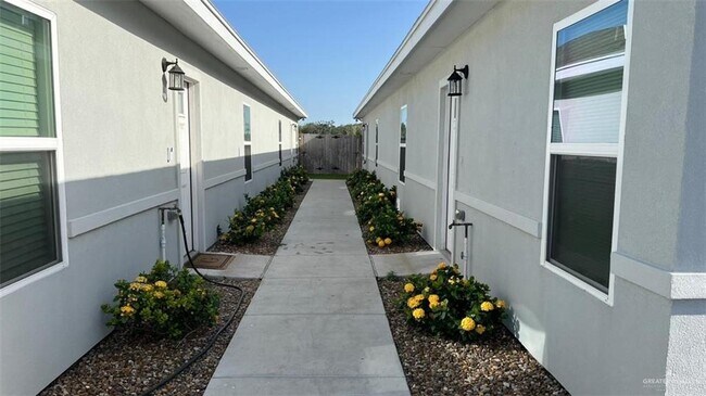 Building Photo - 5 Redbud Ln