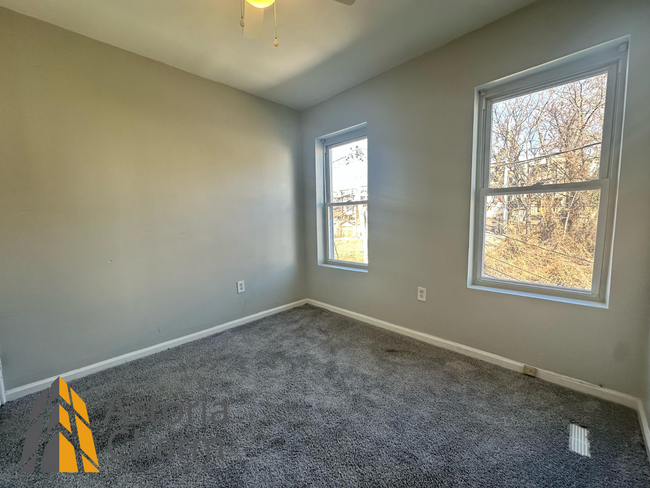 Building Photo - Updated 3 bedroom 1 bath Rowhome with Fenc...