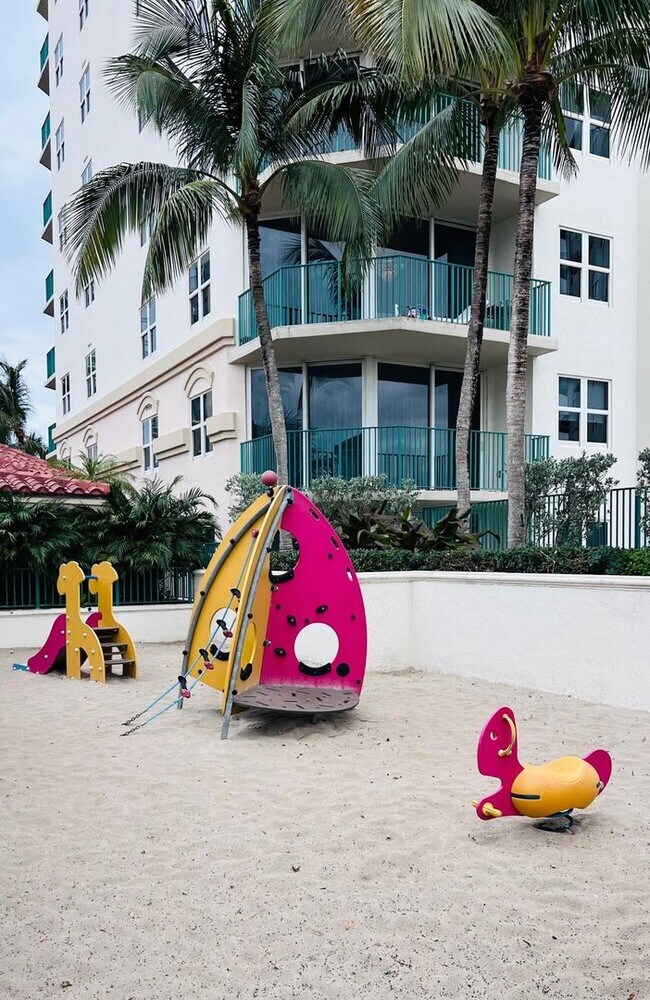 Building Photo - 19900 E Country Club Dr