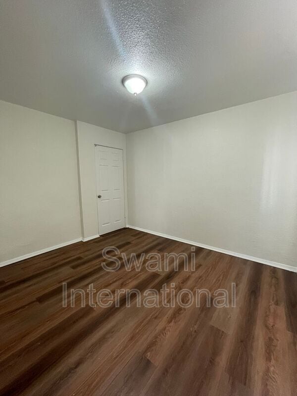 Building Photo - 1733 1/2 E. 63rd St.