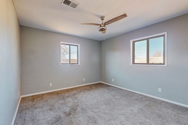 Building Photo - NE PUEBLO STYLE 3 Bedroom 2 Bath 1824/SF
