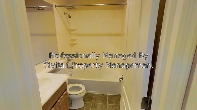Building Photo - Newer 2/2 Townhome - Bonus Room Pool and More
