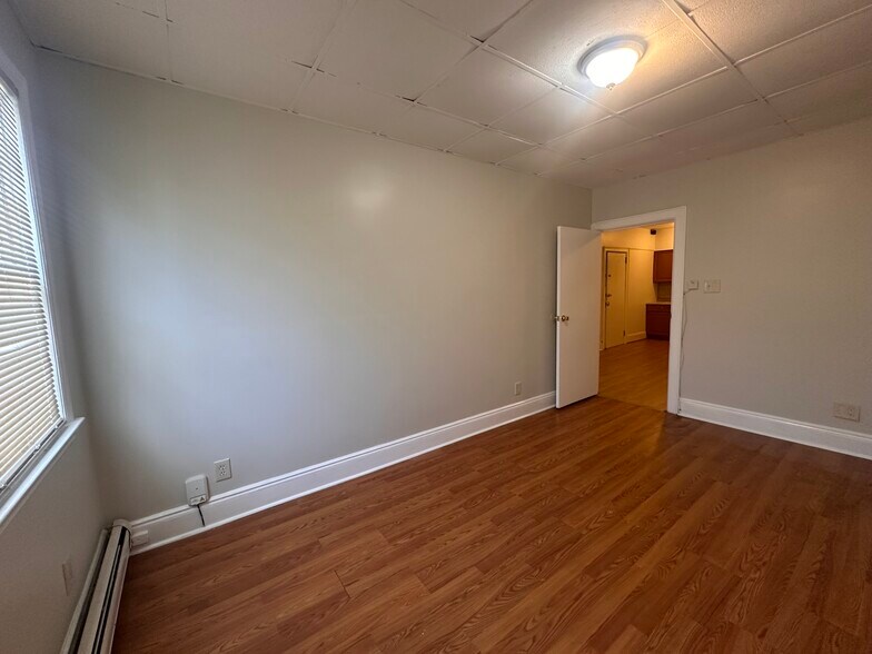 Building Photo - 32 E 47th St