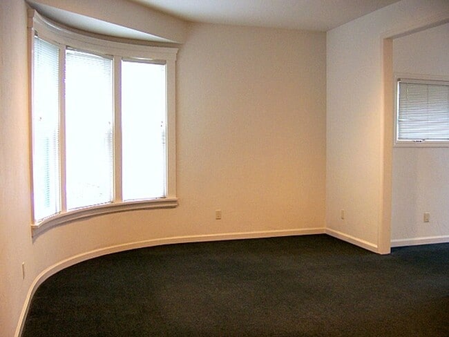 Building Photo - COMING SOON Spacious 5bdr/2bath units available for a lease ending May 30. Building is located at...