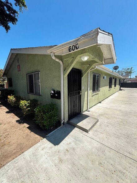 Building Photo - 606 E 99th St