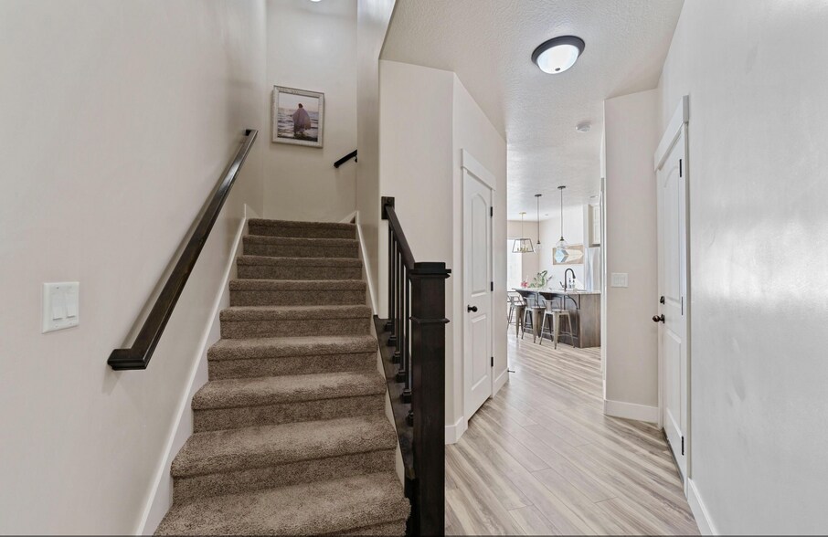 Building Photo - 203 W Silver Springs Dr