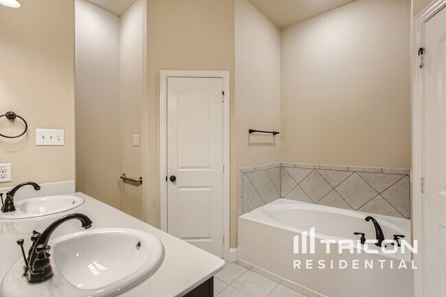 Building Photo - 172 Landsdale Cir